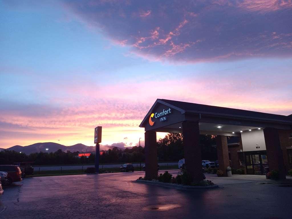Comfort Inn Near Downtown & Blue Ridge Pkwy Marion Exterior photo